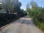 Pócsmegyer Pócsmegyer Surány, Holló utcában 693 m2-es saroktelek eladó. Villany a telken belül, a víz fúrt kútból biztosítható.