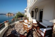 Sveti Stefan Four-storey villa in Sveti StefanFor sale a four-storey villa on the first line, only 10 meters from the sea. Villa has an area