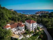 Sveti Stefan On this majestic estate there are 2 villas on unparraled location in Miločer Park, in the immediate vicinity of Sveti Stefan -