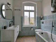 Gera (EF1113_M) Gera: Röppisch, stilsicher möblierte Wohnung mit Holzdielung, Balkon, PKW-Stellplatz und Garten Wohnung mieten