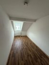 Chemnitz Günstige und DG 3-Zimmer mit Wanne, Abstellraum, Balkon und Laminat in guter Lage! EBK mgl.! Wohnung mieten