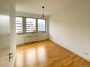 Berlin ruhig, zentral: 2-Zi.-Whg mit Balkon im 6. OG, ab November auf 2 Jahre befristet Wohnung mieten