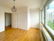 Berlin ruhig, zentral: 2-Zi.-Whg mit Balkon im 6. OG, ab November auf 2 Jahre befristet Wohnung mieten