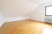 Rockenberg WRS Immobilien - Frisch renovierte 3 Zimmer Dachgeschosswohnung in Feldrandlage von Rockenberg Wohnung mieten