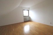 Rockenberg WRS Immobilien - Frisch renovierte 3 Zimmer Dachgeschosswohnung in Feldrandlage von Rockenberg Wohnung mieten