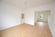 Lenne renovierte 2 1/2-Zimmer-Erdgeschosswohnung in 37627 Lenne Wohnung mieten