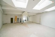 Düsseldorf Oberrath: Gut sichtbare Praxis-/Ausstellungsfläche mit großer Schaufensterfront Gewerbe mieten