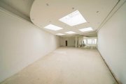 Düsseldorf Oberrath: Gut sichtbare Praxis-/Ausstellungsfläche mit großer Schaufensterfront Gewerbe mieten