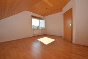 Büdingen DIETZ: Trendige 4 Zimmer-Dachgeschosswohnung im 2- Familienhaus mit Blick ins Grüne! Wohnung mieten
