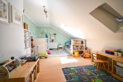 Großostheim DIETZ: 3 Zimmer Dachgeschoss-Wohnung im 3-Familienhaus mit Garage in Großostheim! Wohnung mieten