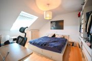 Großostheim DIETZ: 3 Zimmer Dachgeschoss-Wohnung im 3-Familienhaus mit Garage in Großostheim! Wohnung mieten