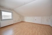 Babenhausen DIETZ: Sanierte 2-Zimmer-Wohnung im Dachgeschoss eines 6-Familienhauses! Optionale Garage! Wohnung mieten
